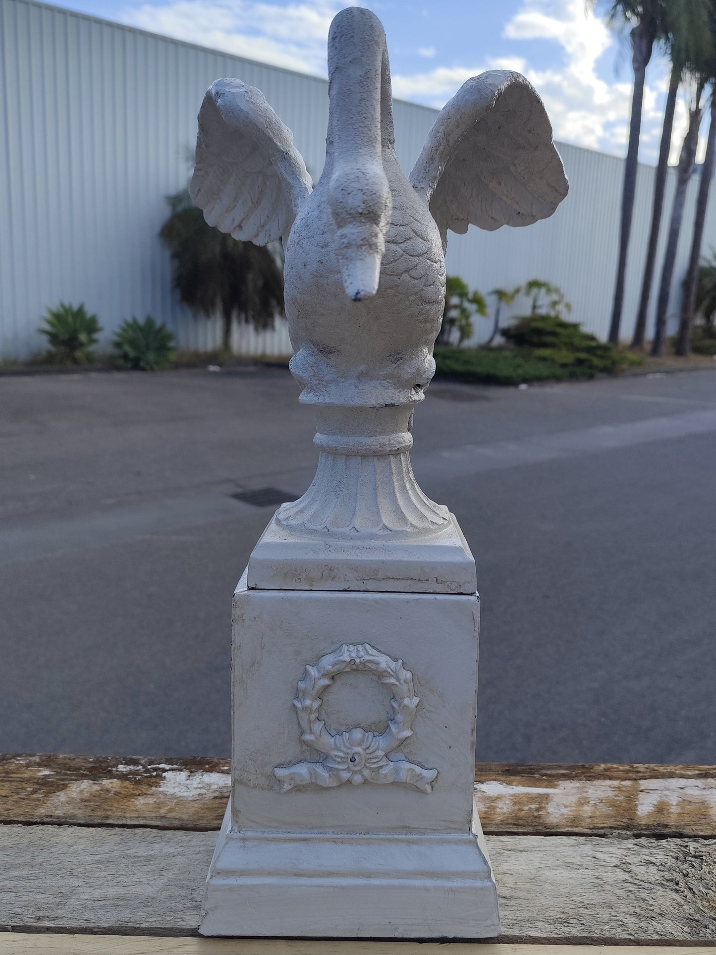 Small Swan Urn 35CM
