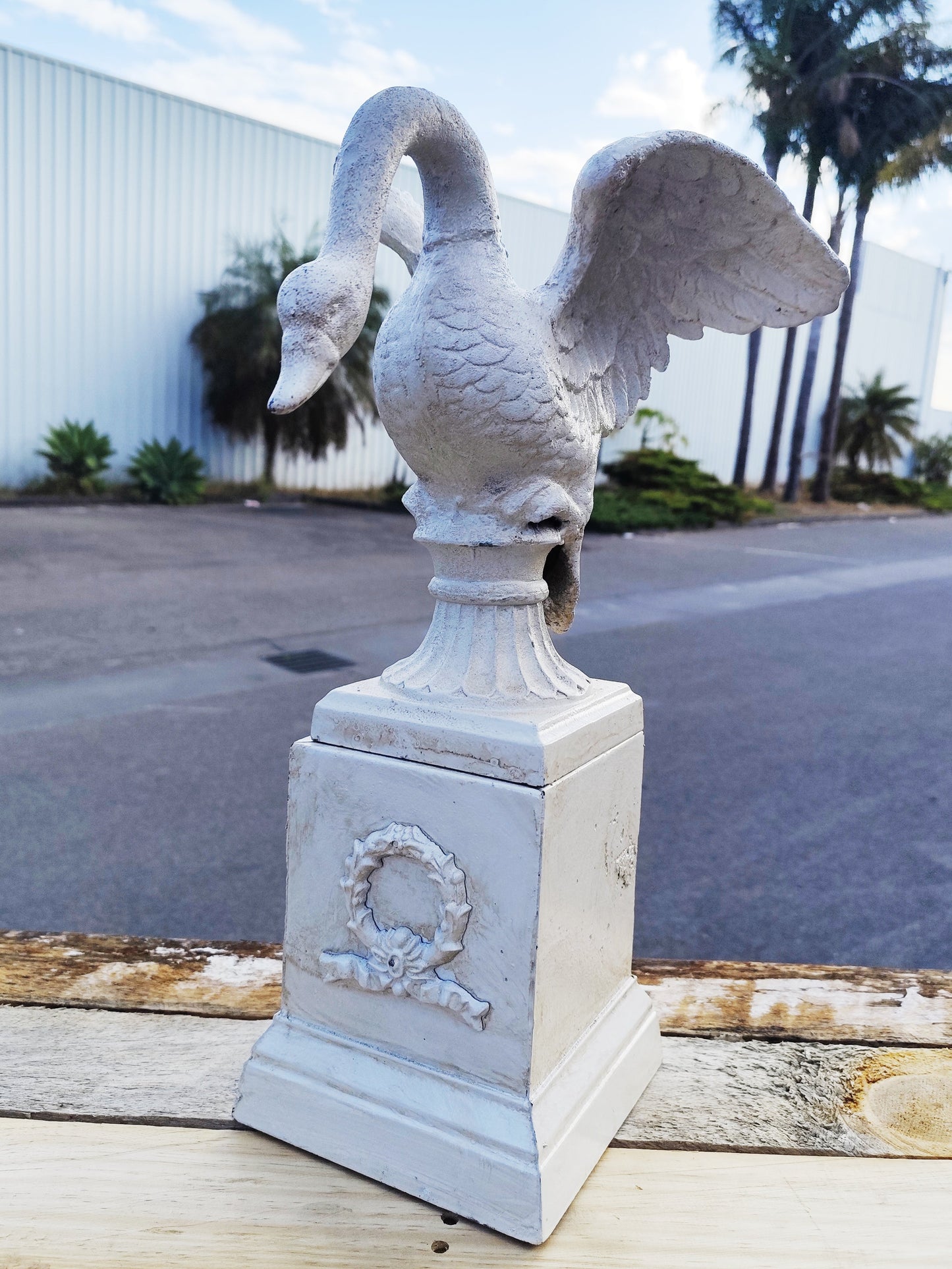 Small Swan Urn 35CM