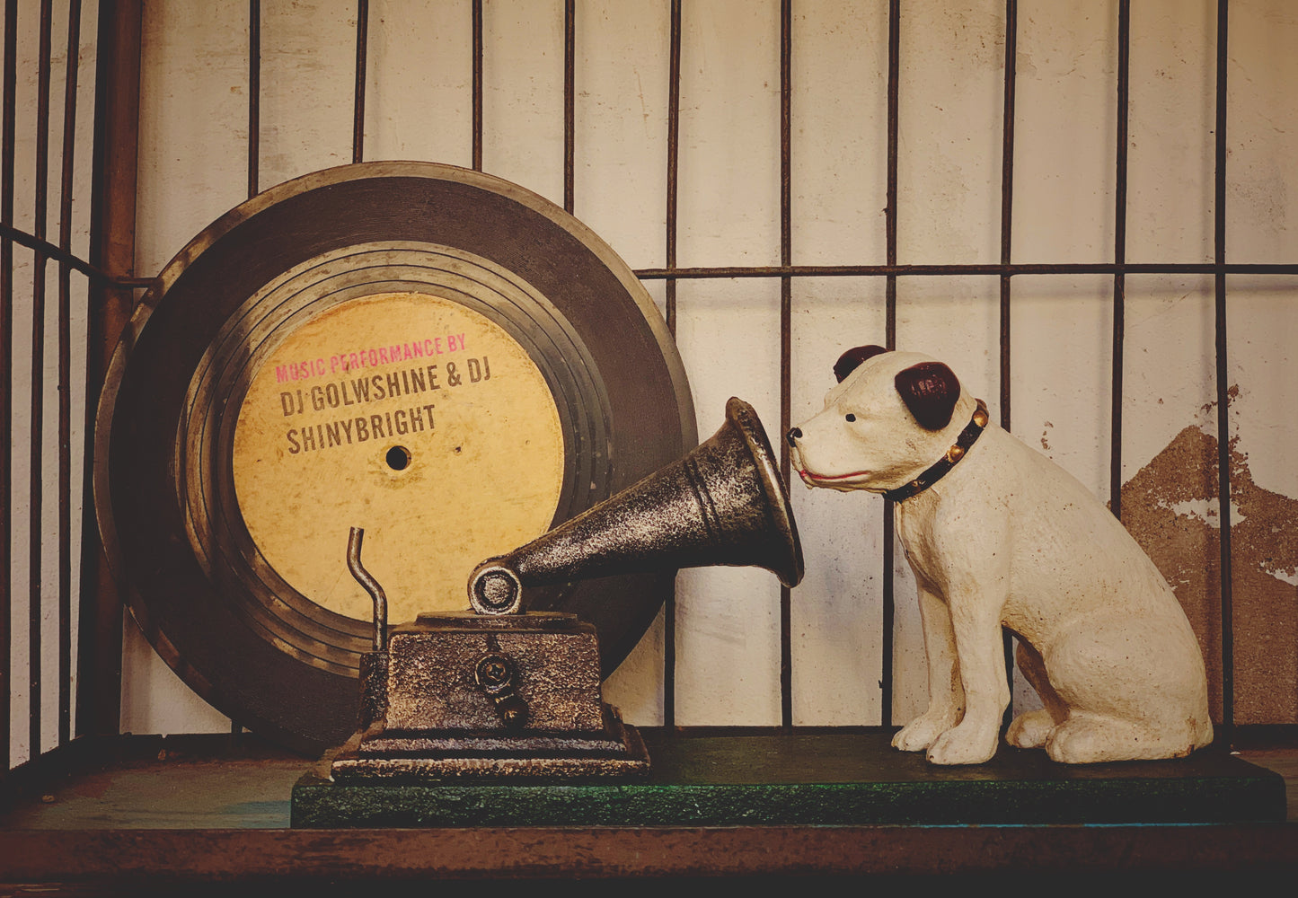 Nipper Dog with Gramophone 1