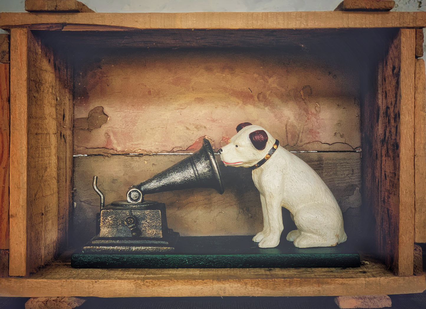 Nipper Dog with Gramophone 1