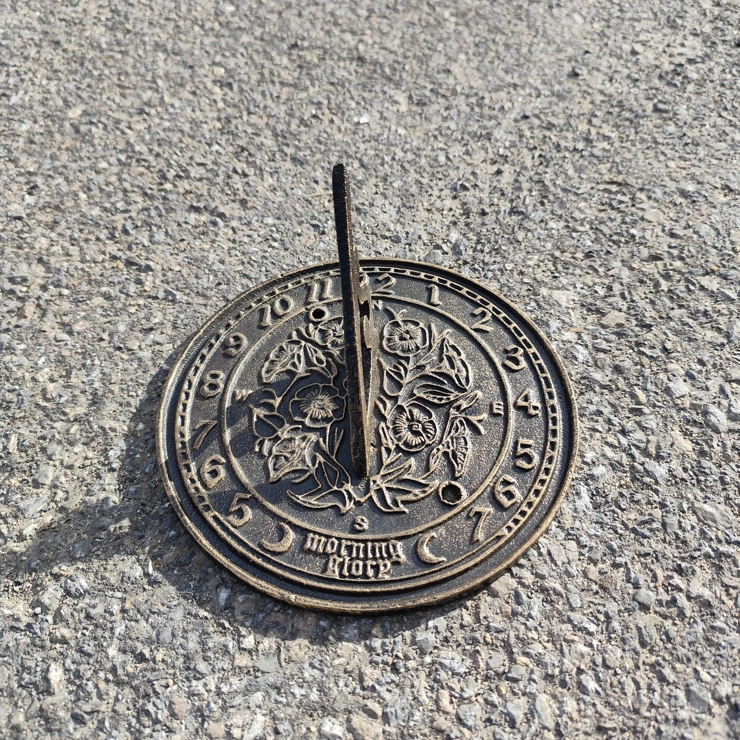 Small Numerical Sundial with Rose Pattern